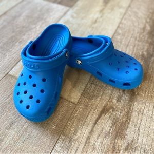 Blue Crocs , M 4, W 6